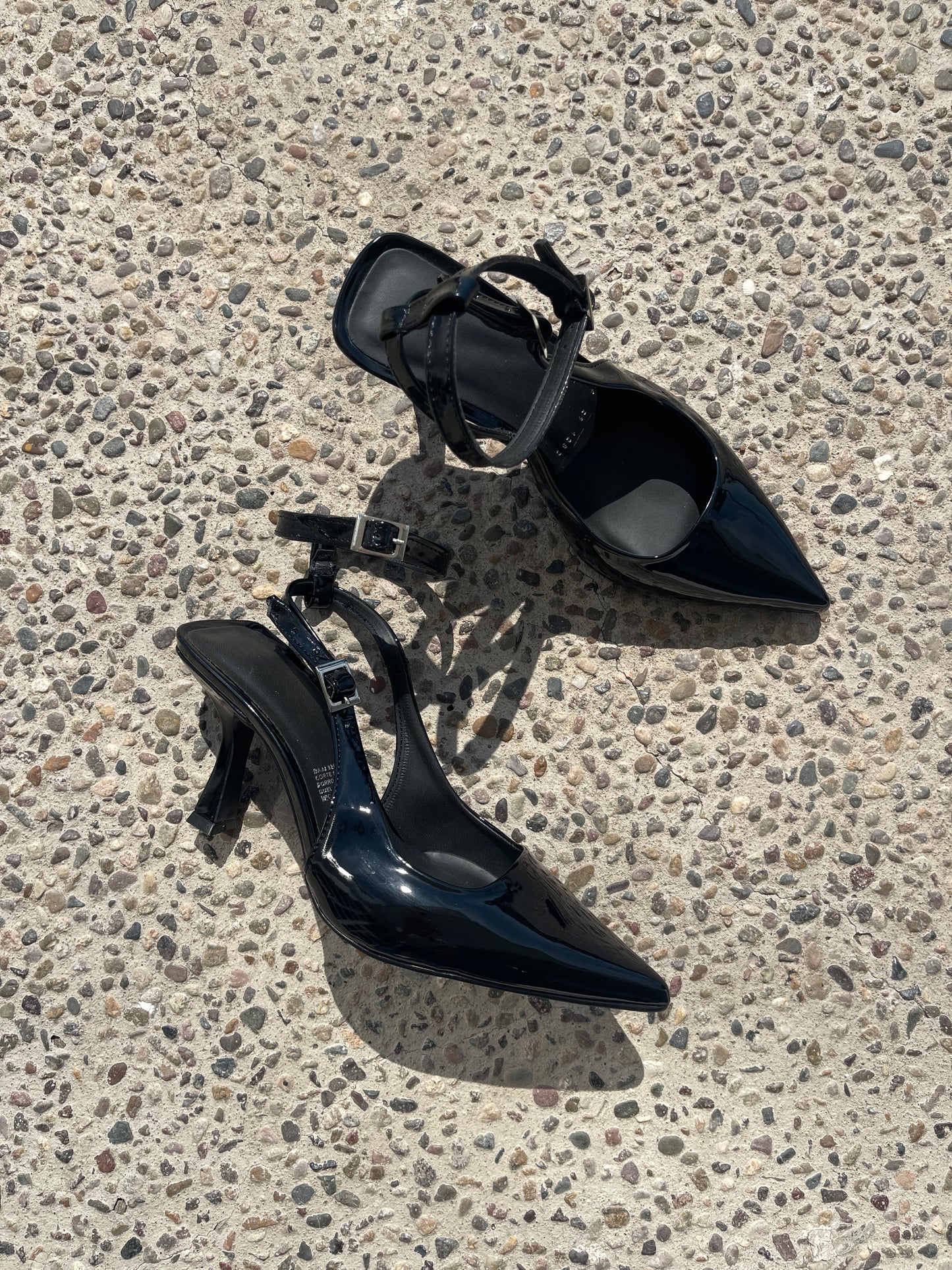 ZAPATILLAS DINORAH NEGRO CHAROL  (con pulsera)